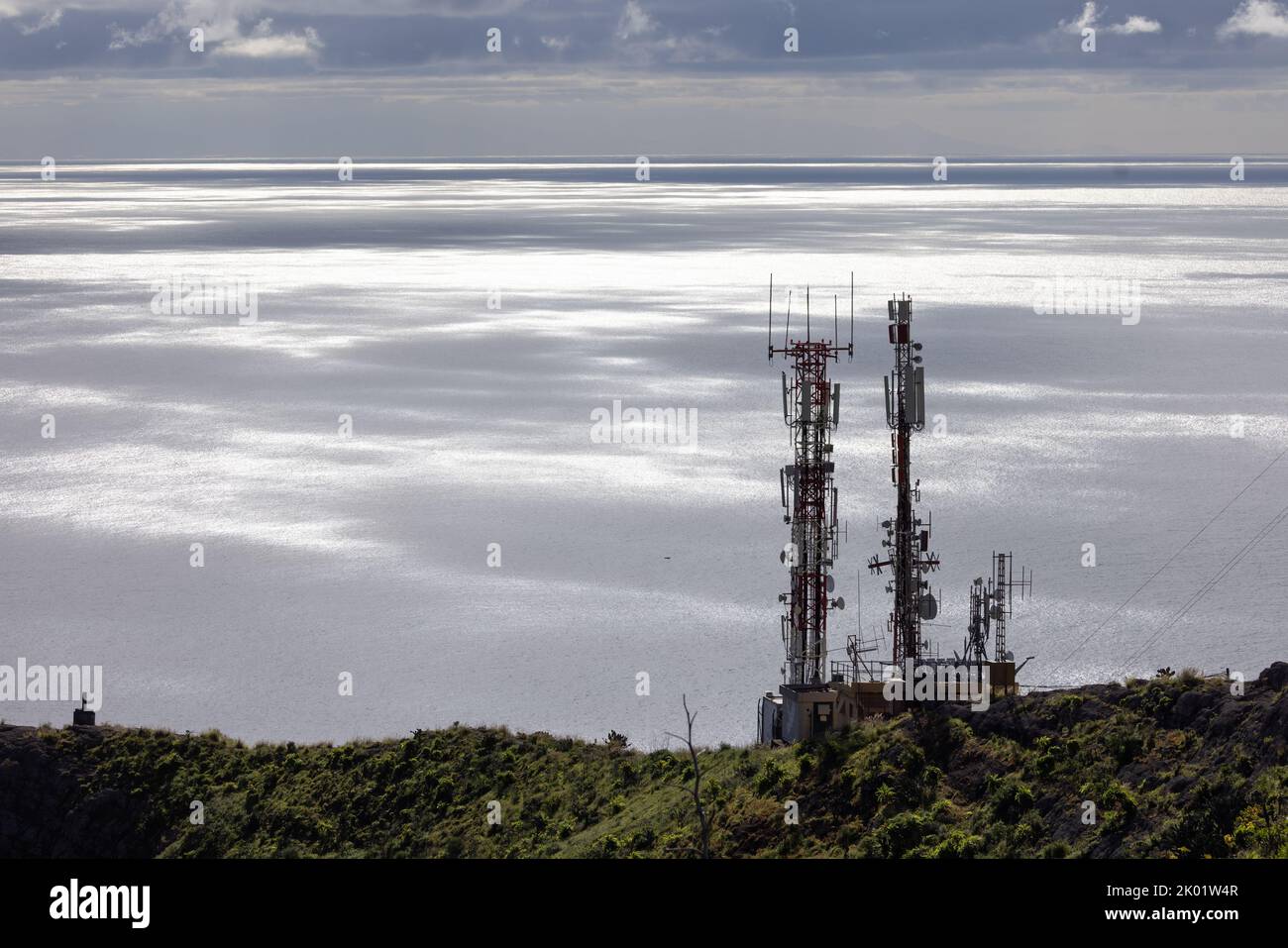 Côte la Palma, îles Canaries, paysage marin avec silhouette de tours de transmission téléphonique Banque D'Images