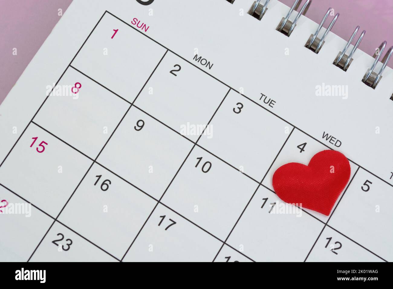 Forme de coeur rouge à la date du 4th jour dans le calendrier. Banque D'Images