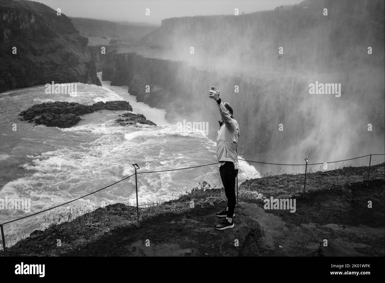 Un touriste solitaire prenant un selfie à Gullfoss, Islande Banque D'Images