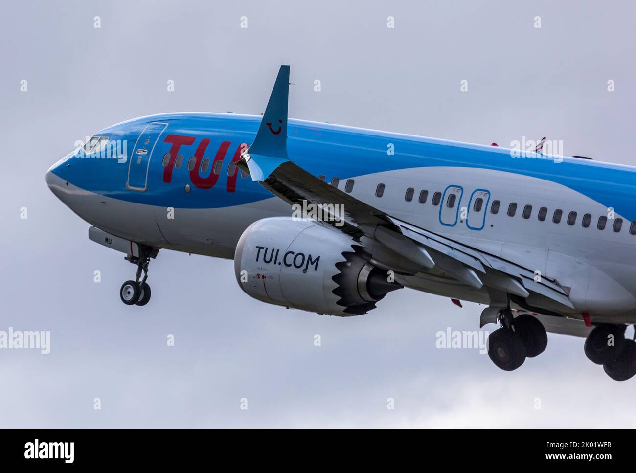 Un Boeing 737 Max 8 TUI, numéro de série G-TUMU, a pris son départ de l'aéroport de Bristol Lulsgate en Angleterre. Banque D'Images
