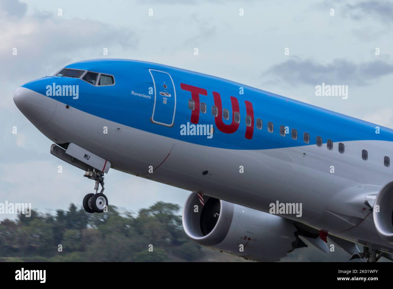 Un Boeing 737 Max 8 TUI, numéro de série G-TUMU, a pris son départ de l'aéroport de Bristol Lulsgate en Angleterre. Banque D'Images