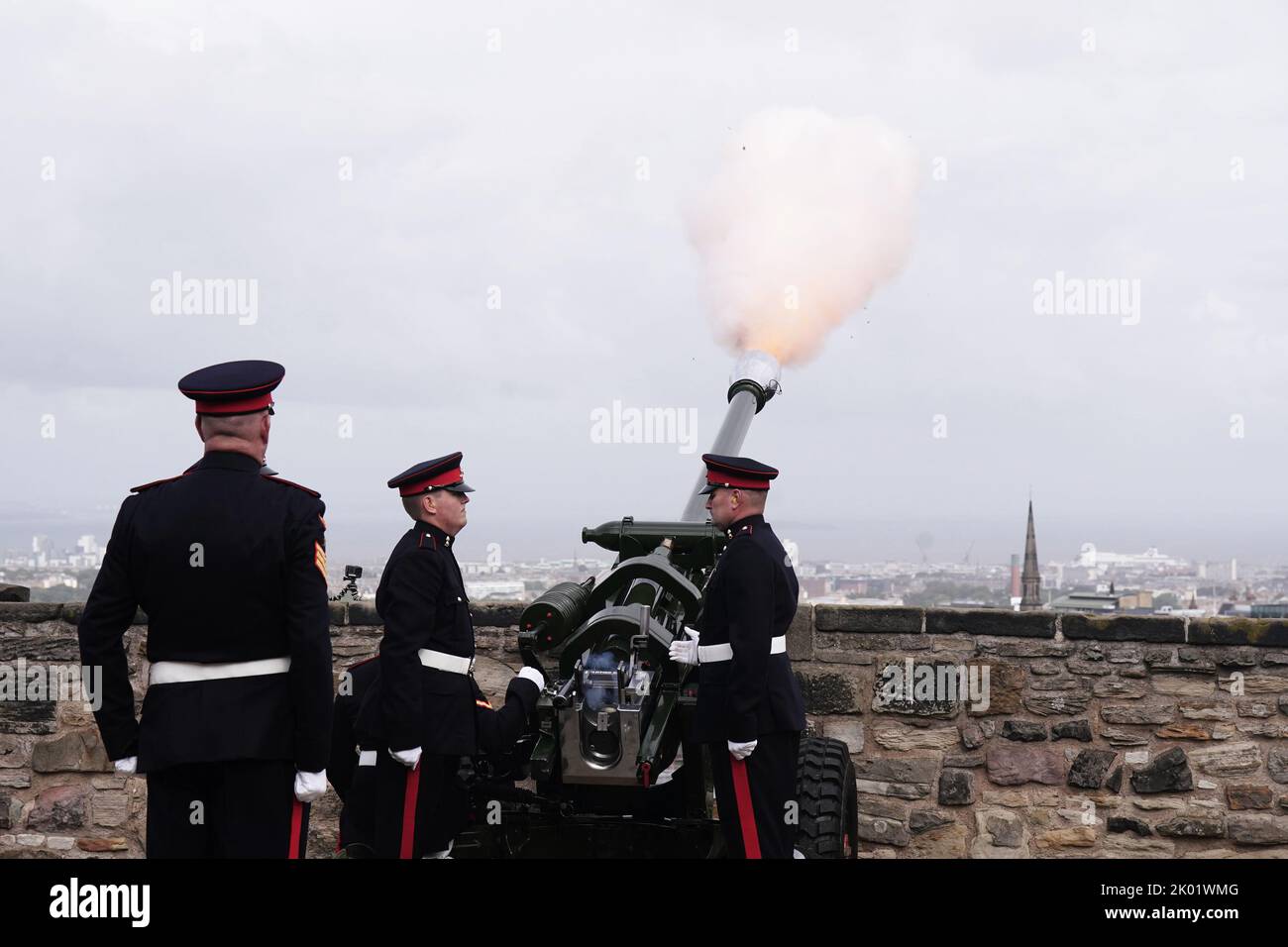 Membres de l'Artillerie royale du 105 Régiment pendant la chute d'armes ...