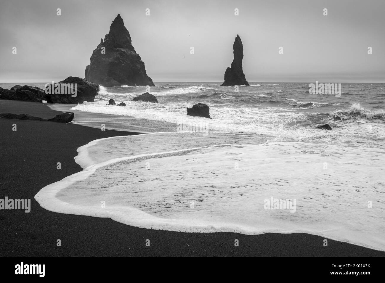 Plage de sable noir (Reynisfjara), Vik, Islande Banque D'Images