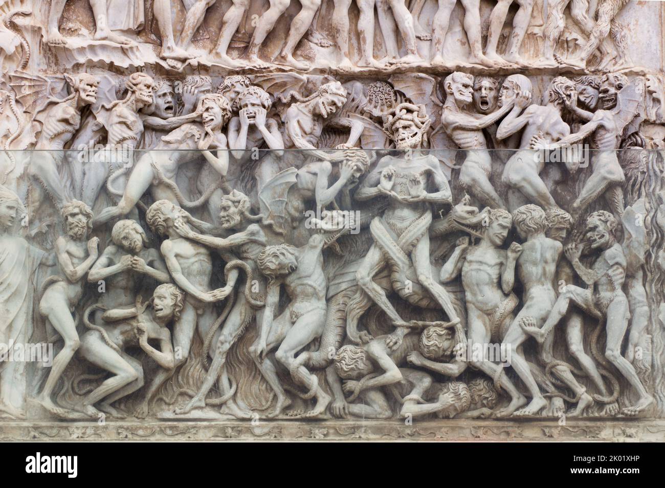 Jugement dernier, Apocalypse (par Lorenzo Maitani, 14th siècle) - détail - Bas-relief du pilier 4th - façade de la cathédrale d'Orvieto - Ombrie - Italie Banque D'Images