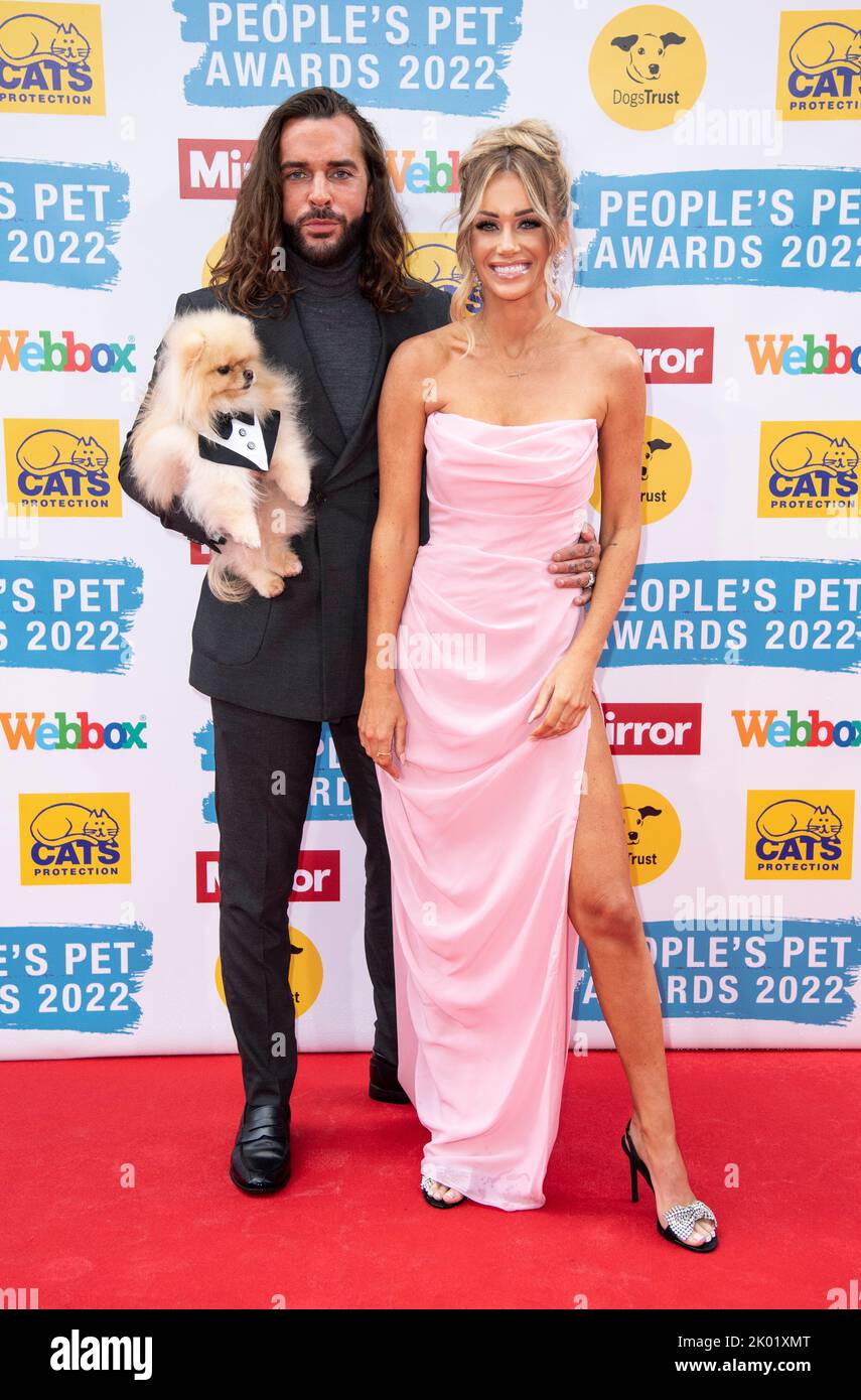 Pete Wicks et Laura Anderson assistent aux "Mirror People’s PET Awards" au Grovenor House Hotel, Londres, Royaume-Uni, le 8th septembre 2022. Banque D'Images