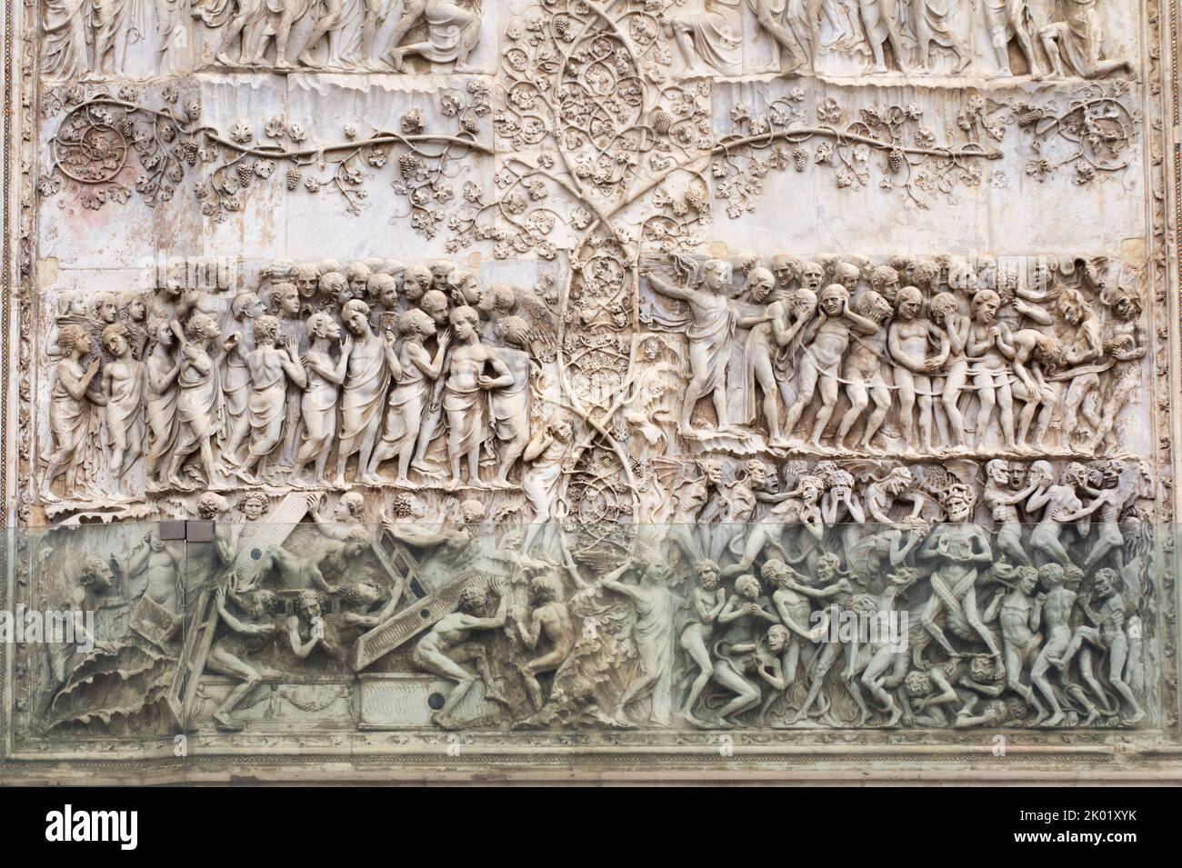 Jugement dernier, Apocalypse (par Lorenzo Maitani, 14th siècle) - détail - Bas-relief du pilier 4th - façade de la cathédrale d'Orvieto - Ombrie - Italie Banque D'Images