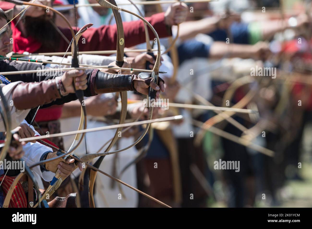 Les archers se prépare avec leurs arcs et flèches lors de leur participation aux Jeux mondiaux de nomade 2018 au Kirghizistan. Banque D'Images