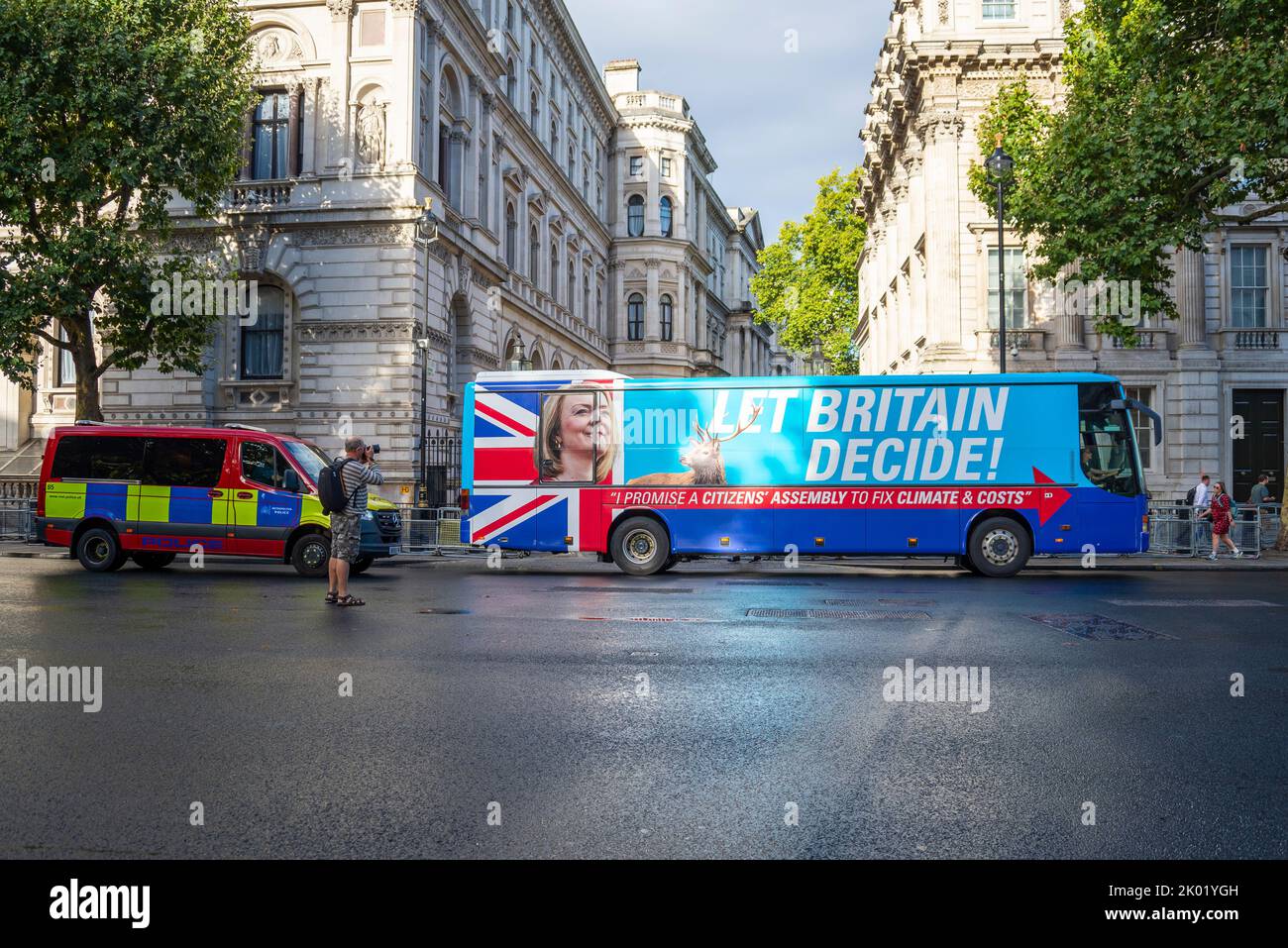 Un bus canular de la rébellion d'extinction avec l'apparence d'un bus de campagne Liz Truss, à l'extérieur de Downing Street. Slogan de l'assemblée des citoyens. Fourgonnette de police Banque D'Images