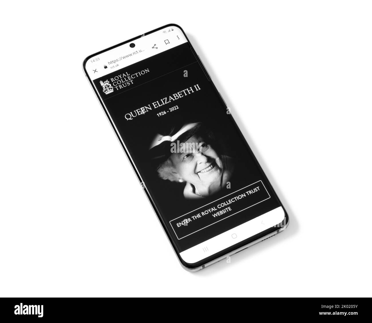Kiev, Ukraine - 09 septembre 2022: Smartphone avec le site officiel de la Royal Collection Trust sur son écran: La reine Elizabeth II, le plus long-servi du Royaume-Uni Banque D'Images