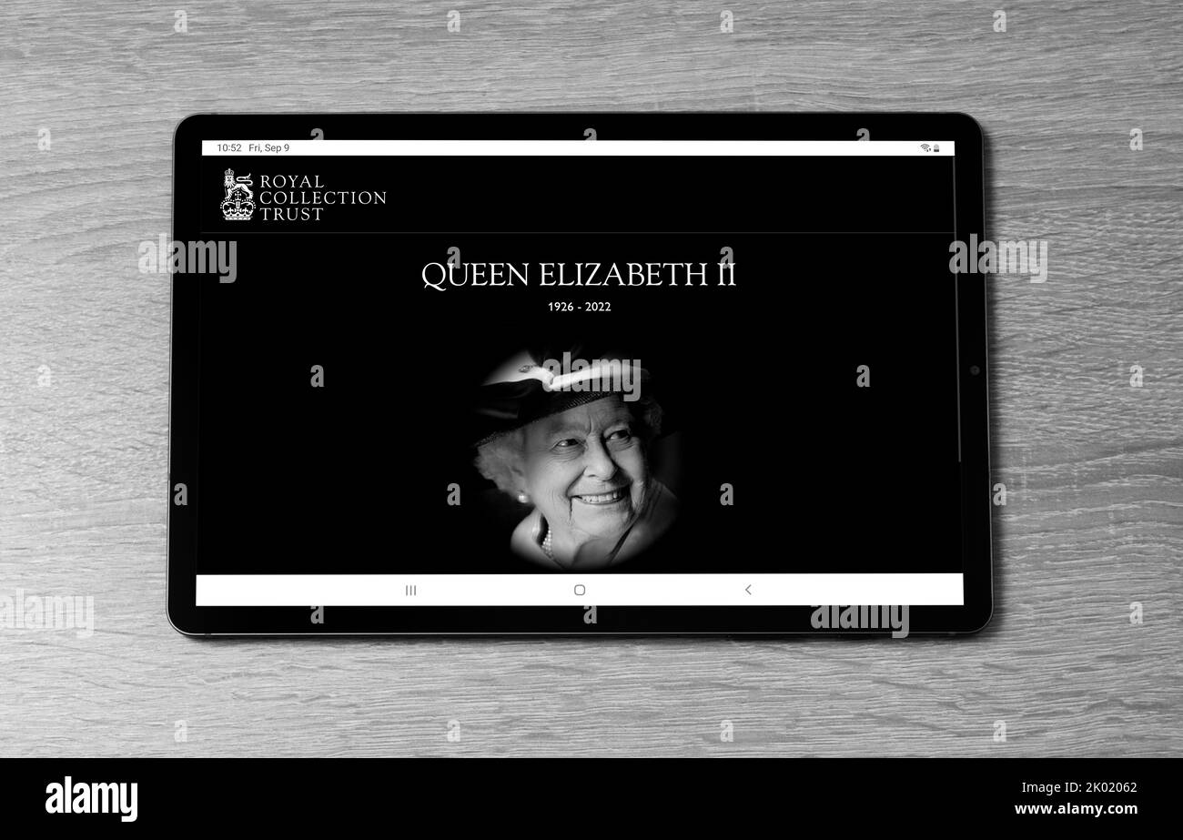 Kiev, Ukraine - 09 septembre 2022: Tablet PC avec des nouvelles: La reine Elizabeth II, le monarque le plus longtemps au service du Royaume-Uni, est mort à Balmoral 96 ans, après rei Banque D'Images