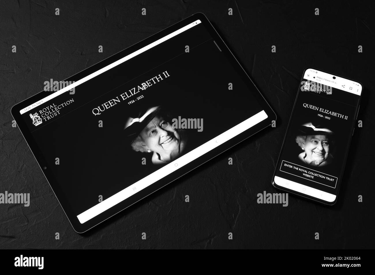 Kiev, Ukraine - 09 septembre 2022: Tablette PC et Smart Phone avec le site officiel de la Collection Royale Trust sur son écran: La reine Elizabeth II, le Royaume-Uni Banque D'Images