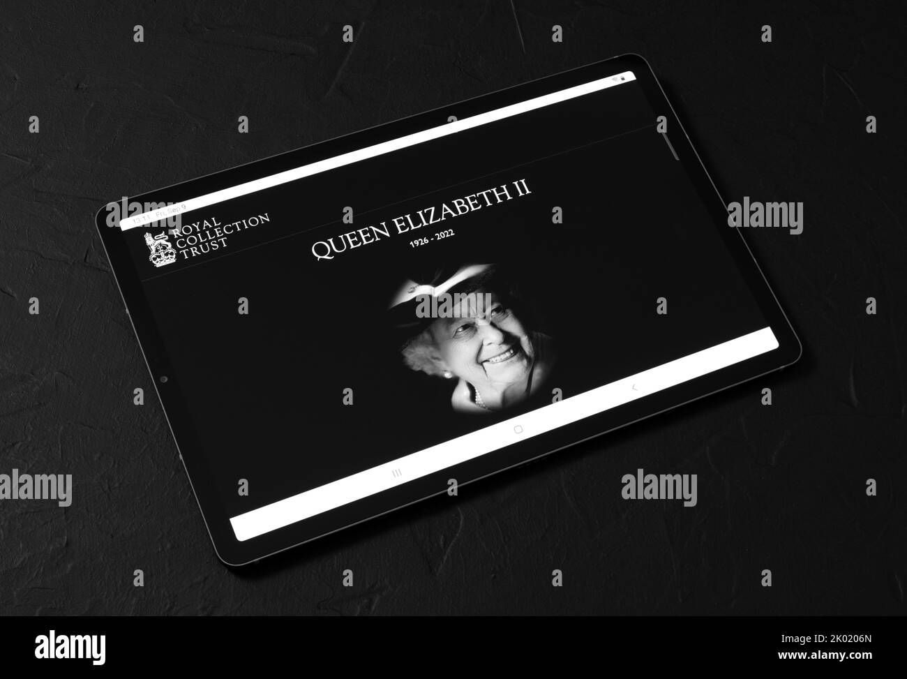 Kiev, Ukraine - 09 septembre 2022: Tablet PC avec des nouvelles: La reine Elizabeth II, le monarque le plus longtemps au service du Royaume-Uni, est mort à Balmoral 96 ans, après rei Banque D'Images