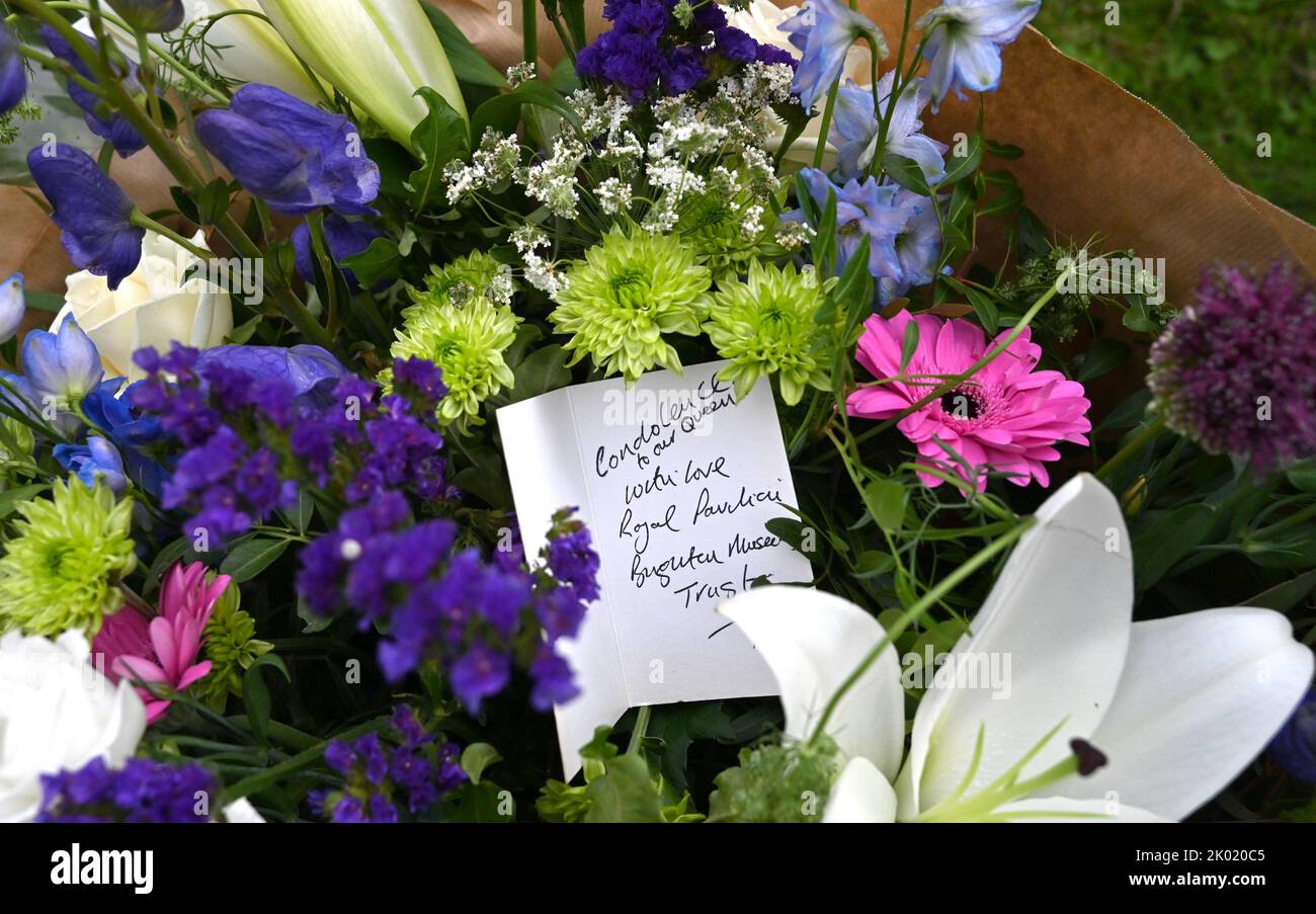 Brighton Royaume-Uni 9th septembre 2022 - des membres du public ont commencé à laisser des hommages floraux à la Reine devant le Pavillon royal de Brighton aujourd'hui, après que son décès à l'âge de 96 ans a été annoncé hier . Elizabeth II a régné comme monarque britannique pendant 70 ans : crédit Simon Dack / Alamy Live News Banque D'Images
