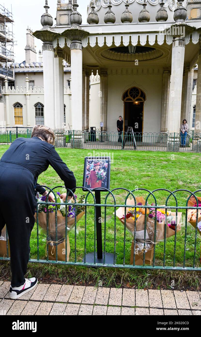 Brighton Royaume-Uni 9th septembre 2022 - des membres du public ont commencé à laisser des hommages floraux à la Reine devant le Pavillon royal de Brighton aujourd'hui, après que son décès à l'âge de 96 ans a été annoncé hier . Elizabeth II a régné comme monarque britannique pendant 70 ans : crédit Simon Dack / Alamy Live News Banque D'Images