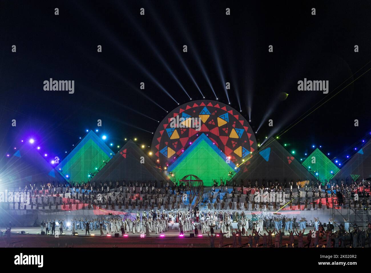 Spectacle de danse sur la scène principale lors de la cérémonie d'ouverture des Jeux mondiaux de la nomade 2018 au Kirghizistan. Banque D'Images