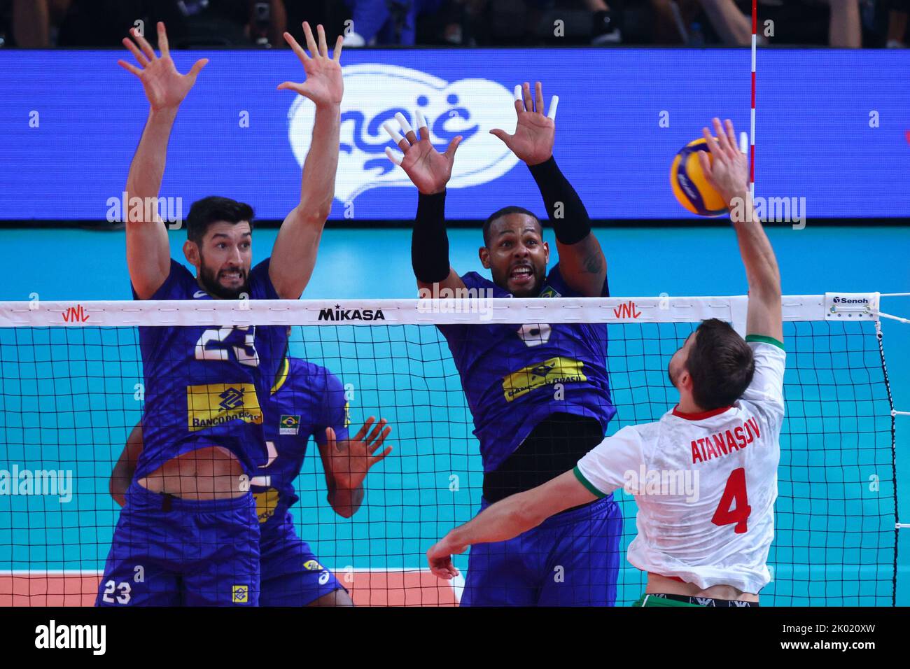 Sofia, Bulgarie - 4 juillet 2022 : des équipes de Bulgarie et du Brésil sont en action lors d'un match de groupe de championnat du monde de volley-ball. Banque D'Images