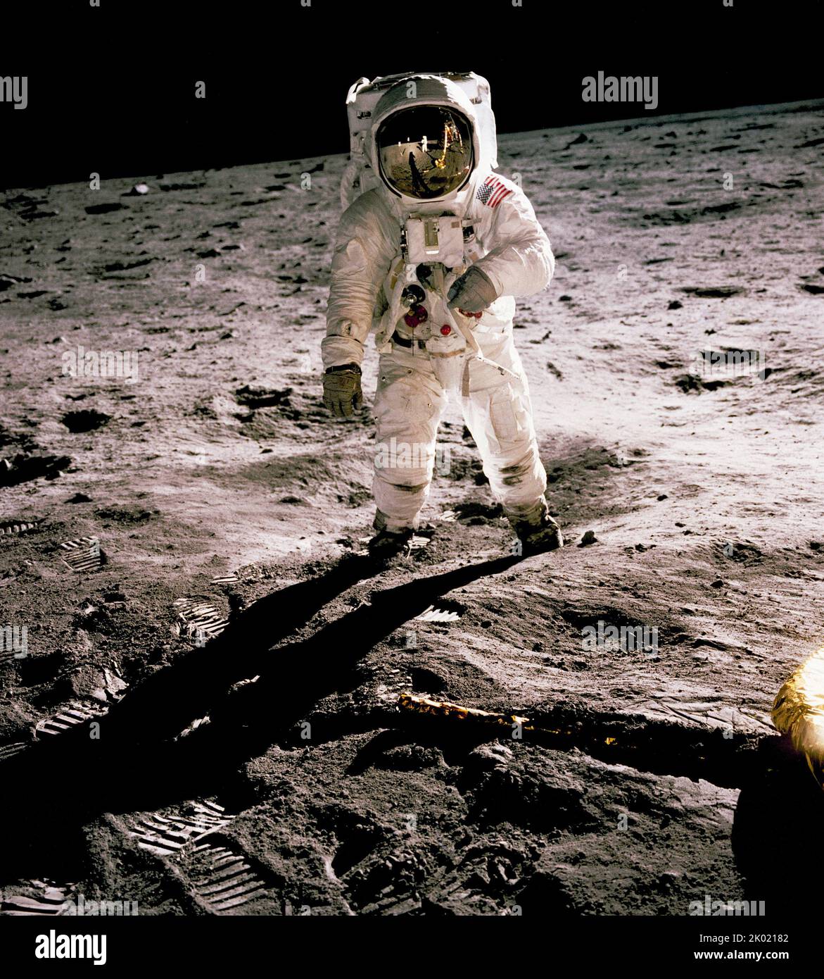 Edwin Aldrin marche sur la surface lunaire. Neil Armstrong, qui a pris la photo, se retrouve dans la visière du casque d'Aldrin Banque D'Images