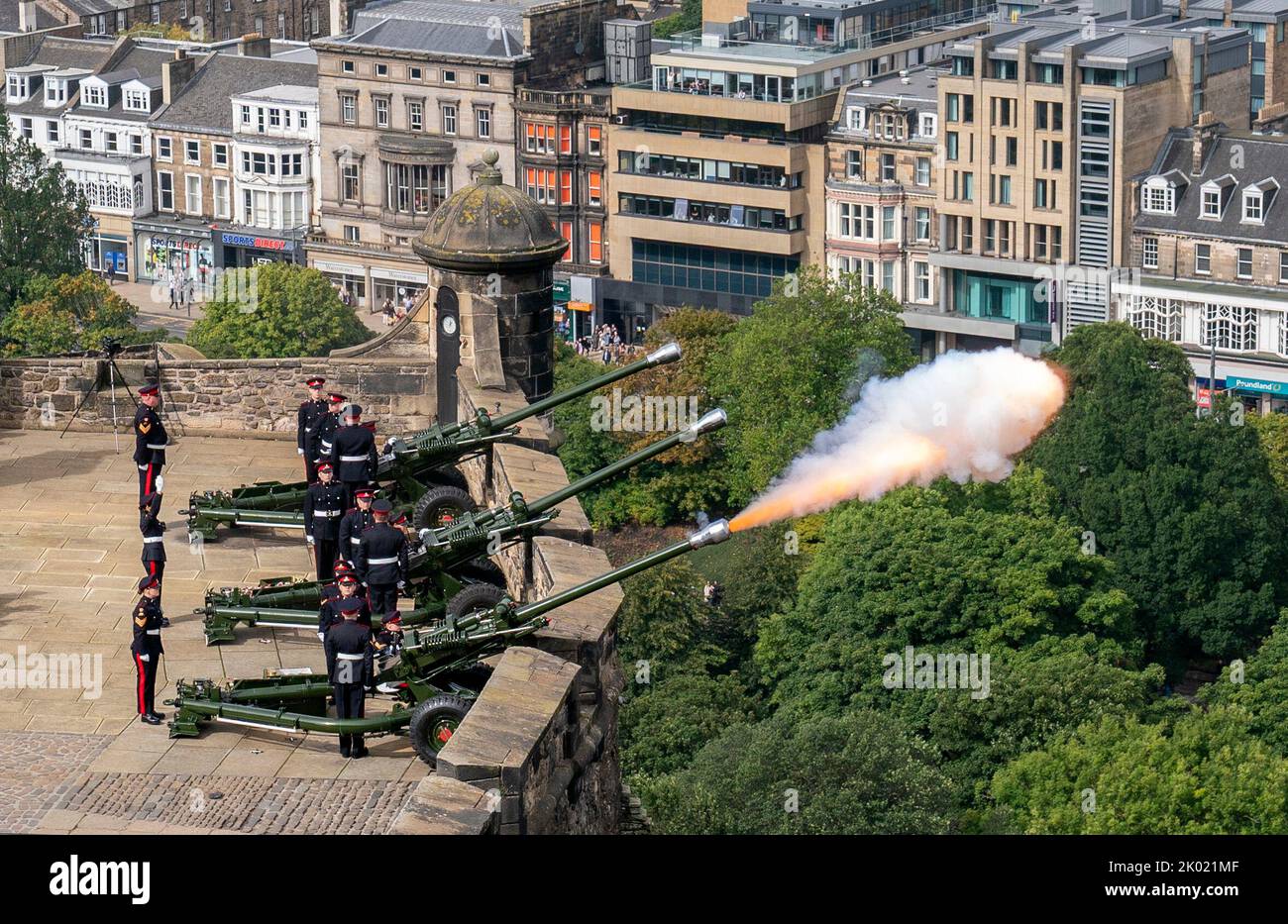 Membres du 105 Régiment de l'Artillerie royale, Réserve de l'Armée, lors de la chute des armes à feu au château d'Édimbourg pour marquer la mort de la reine Elizabeth II jeudi. Date de la photo: Vendredi 9 septembre 2022. Banque D'Images