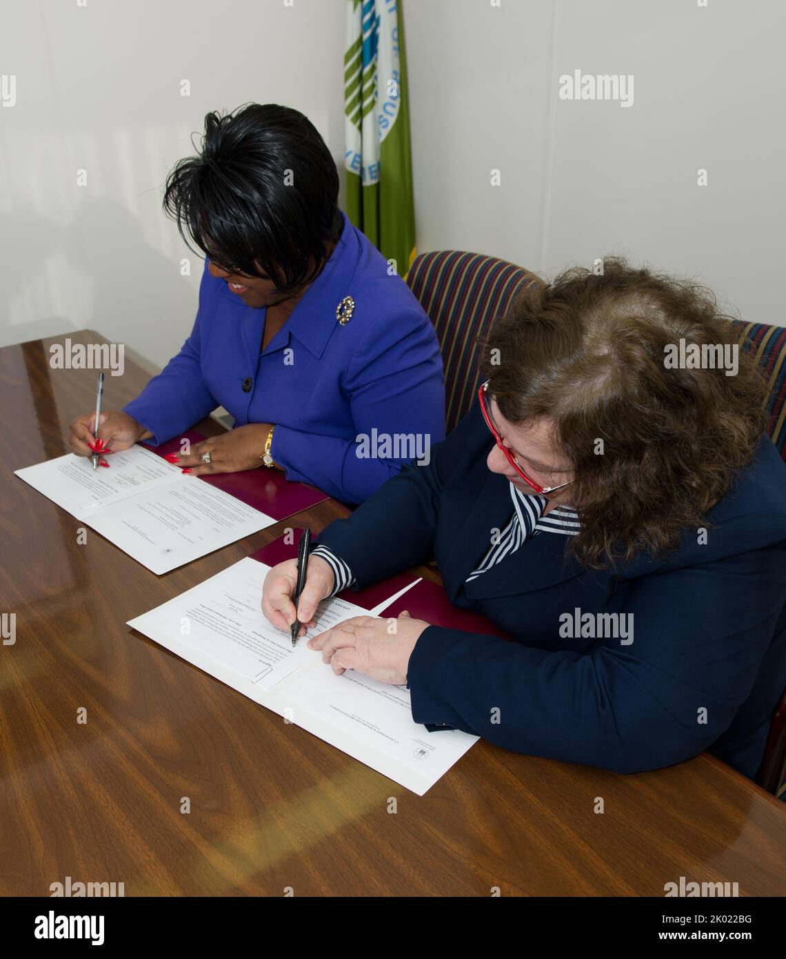 Signature d'un accord de service, avec la directrice du capital humain en chef, Janie Payne, la directrice de la politique et de la gestion sur le terrain, Patricia Hoban-Moore, et d'autres fonctionnaires présents. Banque D'Images