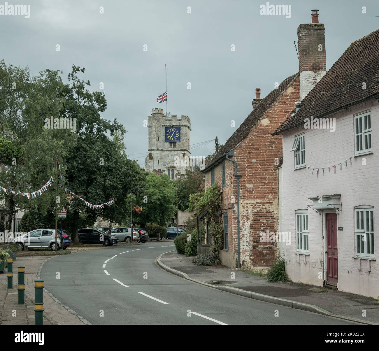 Fordingbridge, Hampshire, Royaume-Uni, 9th septembre 2022, une nation en deuil. Un drapeau-drapeau de l’Union vole en Berne au-dessus de l’église Sainte-Marie sur la rue Church le lendemain de la mort de sa Majesté la reine Elizabeth II Paul Biggins/Alamy Live News Banque D'Images