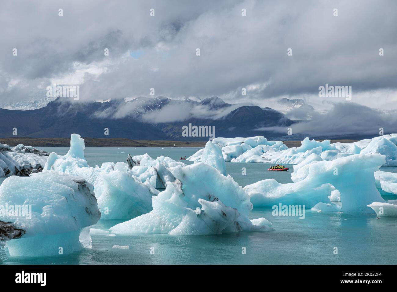 Icebergs qui se sont brisés du glacier Breidamerkurjokull flottant vers la mer dans le lagon glaciaire de Jokulsarlon, en Islande Banque D'Images