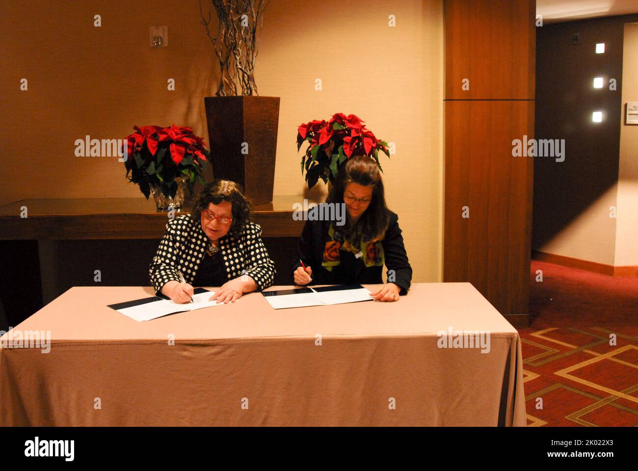 Signature de l'entente sur les services aux anciens combattants sans abri, avec Patricia Hoban-Moore, directrice de la politique et de la gestion du Bureau de la gestion sur le terrain, et Barbara Poppe, directrice exécutive du Conseil interagences des États-Unis pour les sans-abri. Banque D'Images