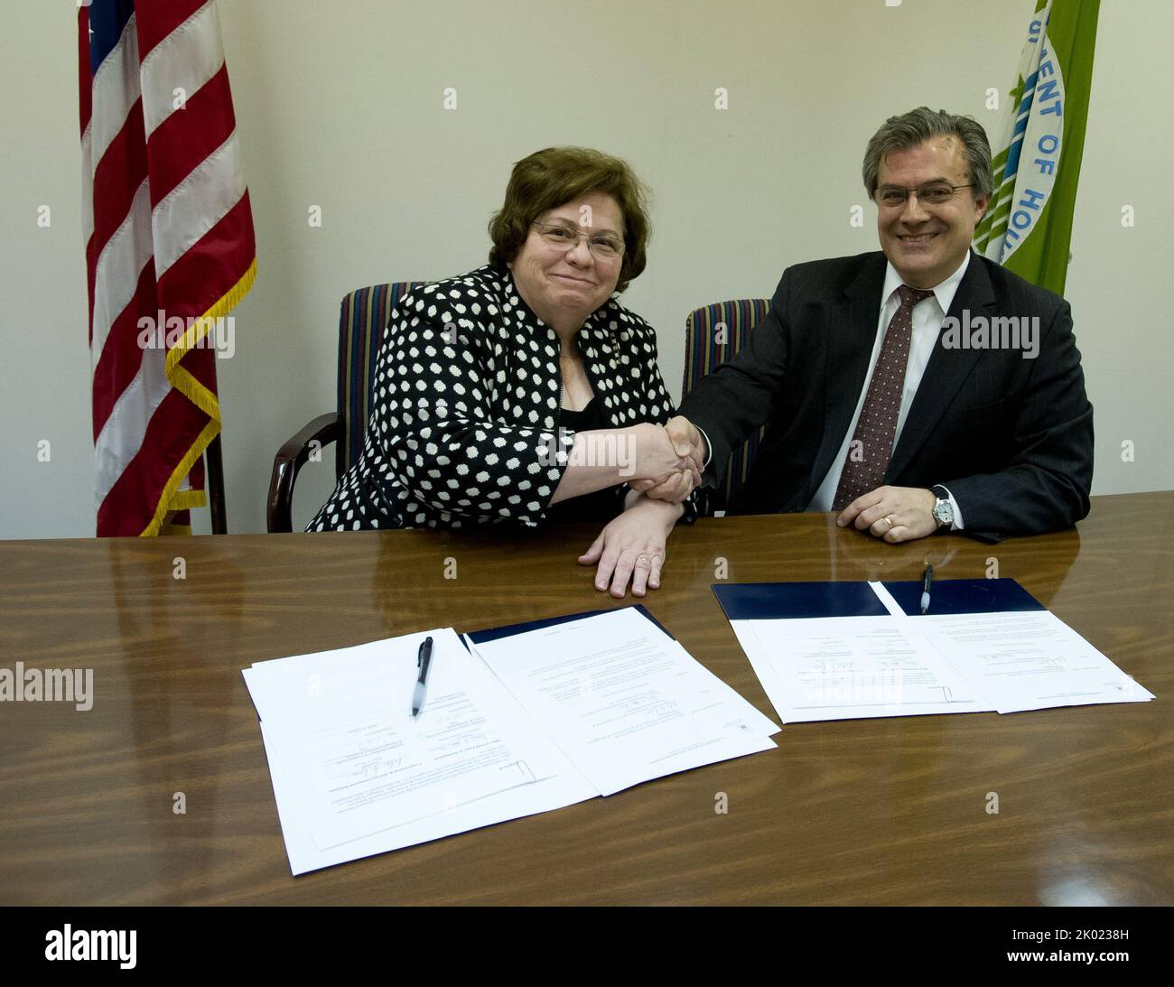 Signature de documents de planification et de développement communautaires, avec Patricia Hoban-Moore, directrice de la politique et de la gestion sur le terrain, et les administrateurs régionaux de la HUD parmi les hauts fonctionnaires présents. Banque D'Images