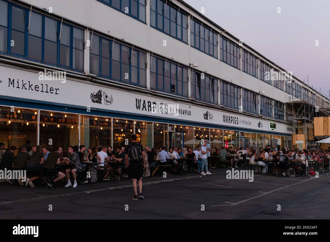 Copenhague, Danemark. 13 août 2022. Warcogs Brewpub dans le quartier de Meatpacking avec des personnes assises sur la terrasse Banque D'Images