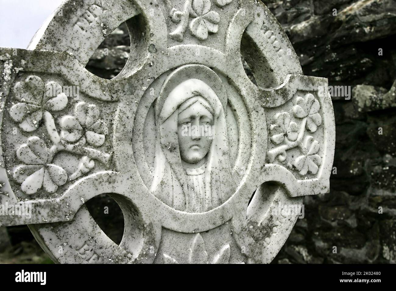 Croix celtique dans le Prieuré de Ballinskelligs, anneau de Kerry, comté de Kerry, Irlande Banque D'Images