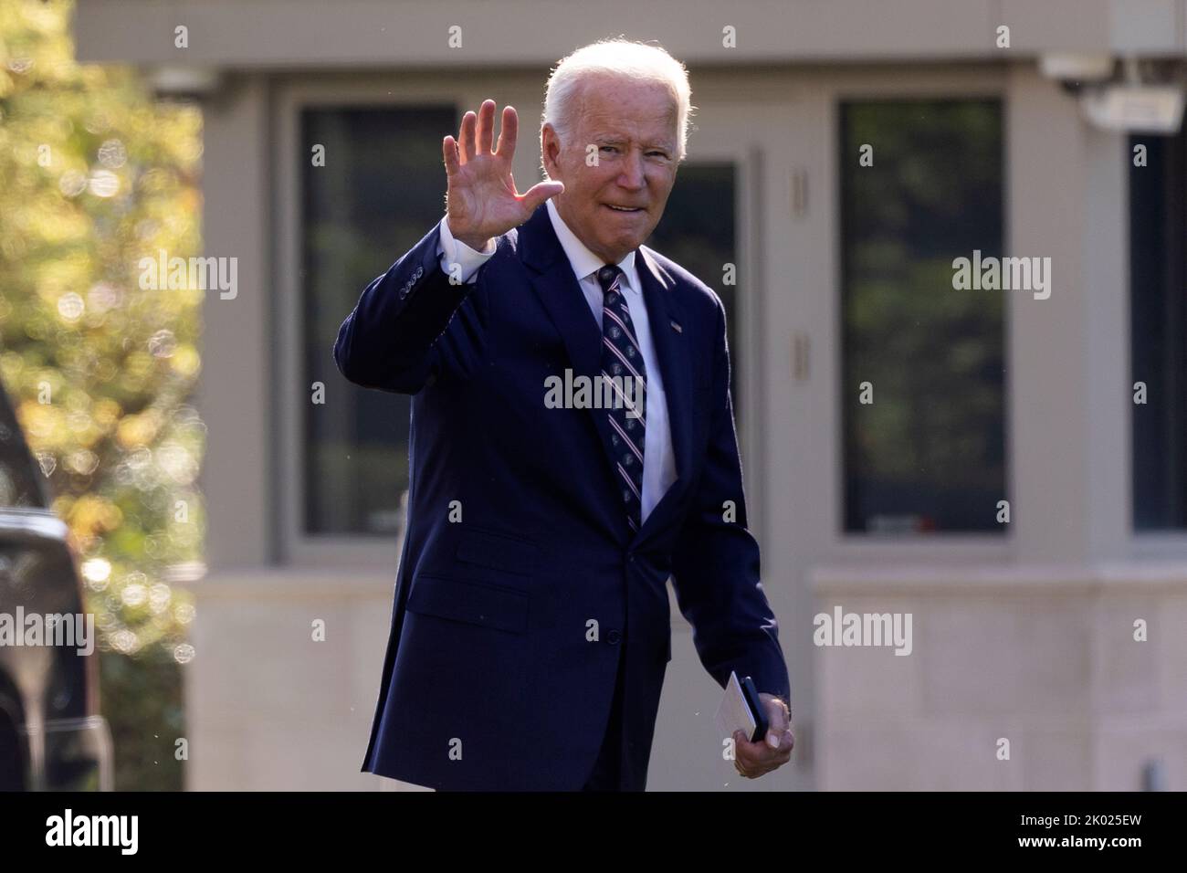 Washington, États-Unis. 09th septembre 2022. LE président AMÉRICAIN Joe Biden fait des vagues en traversant la pelouse sud de la Maison Blanche pour partir par Marine One en route vers l'Ohio, à Washington, DC, Etats-Unis, le 09 septembre 2022. Biden se rend à Columbus, Ohio, pour faire des remarques à l'occasion de l'inauguration du nouveau site de fabrication de semi-conducteurs Intel. Credit: SIPA USA/Alay Live News Banque D'Images