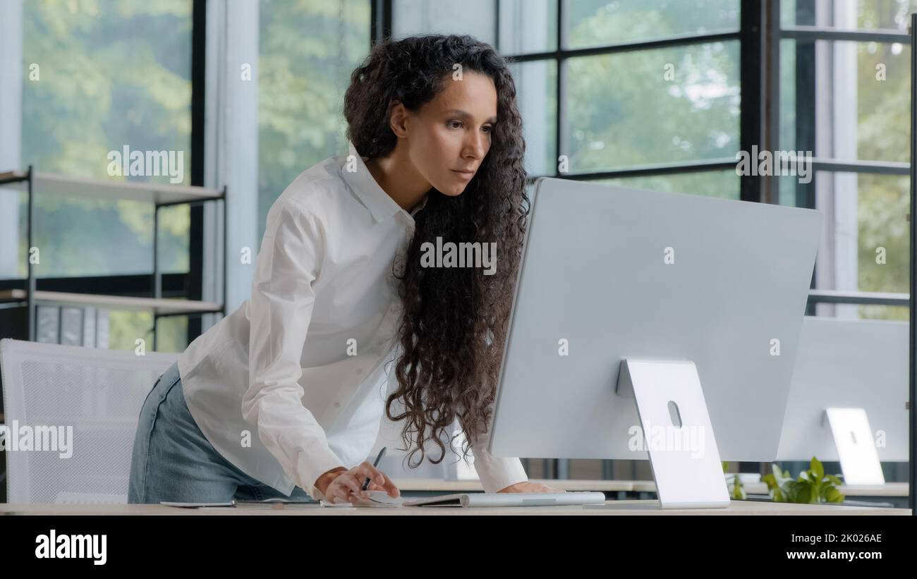 Occupée femme d'affaires réussie travaillant dans le bureau écrivant des données de l'ordinateur belle femme professionnelle créative Manager développe le plan pour Banque D'Images