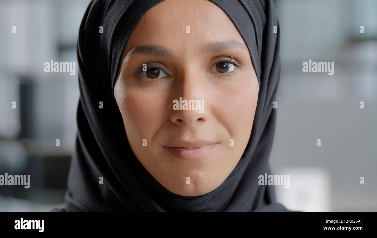 Portrait de femme gros plan arabe visage de femme attrayante femme musulmane sérieuse dans hijab à maquillage naturel positif souriant modèle de dame islamique Banque D'Images