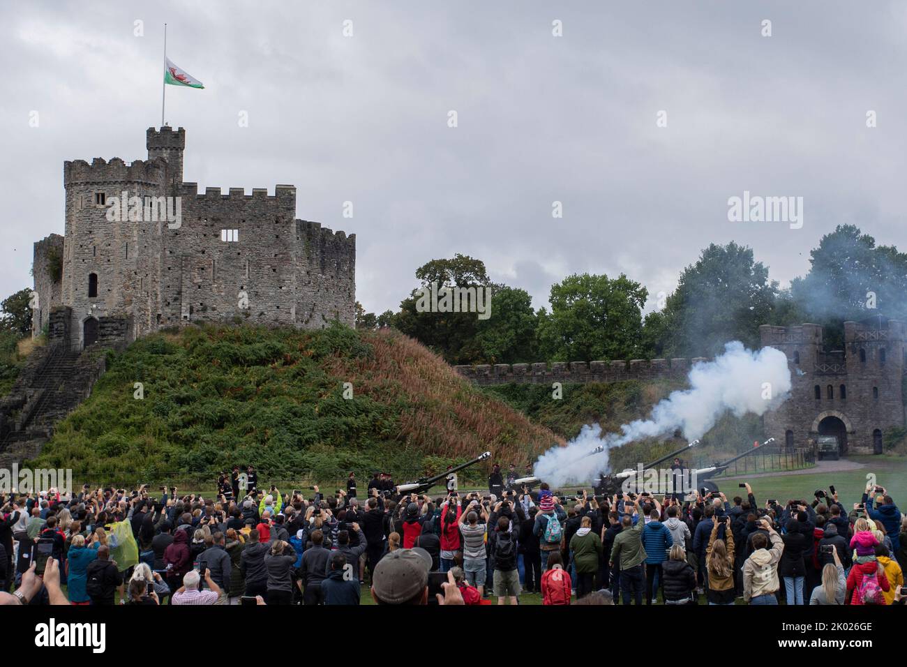 Cardiff, pays de Galles, Royaume-Uni. 3rd septembre 2022. La foule regarde et photographie un hommage aux armes à feu de 96 tours pour marquer chaque année la vie de la reine Elizabeth II au château de Cardiff. Crédit : Mark Hawkins/Alay Live News Banque D'Images