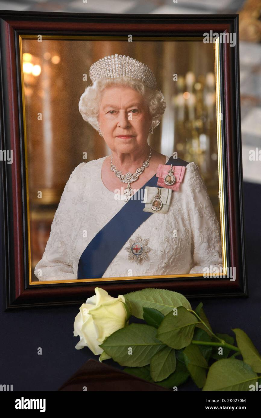 Paris, France, 09/09/2022, le président de la République française se rend à l'Ambassade du Royaume-Uni en France afin de signer le registre de condenses à la suite du deces de sa majeure a reine Elisabeth II d'Angleterre à Paris, France, le 9 septembre 2022. Le Président français signe un livre de condoléances, à côté d'un portrait de la reine Élisabeth II, à l'ambassade britannique à Paris, en France, sur 9 septembre 2022, un jour après la mort de la reine à l'âge de 96 ans. Photo de Giancarlo Gorassini/Pool/ABACAPRESS.COM Banque D'Images