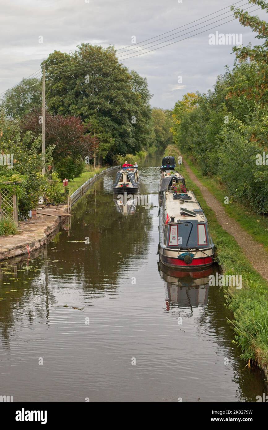 Des barques à la truelle amarrent le long du chemin de halage du canal Montgomery à Measbury Marsh, dans le Shropshire, en Angleterre. Banque D'Images