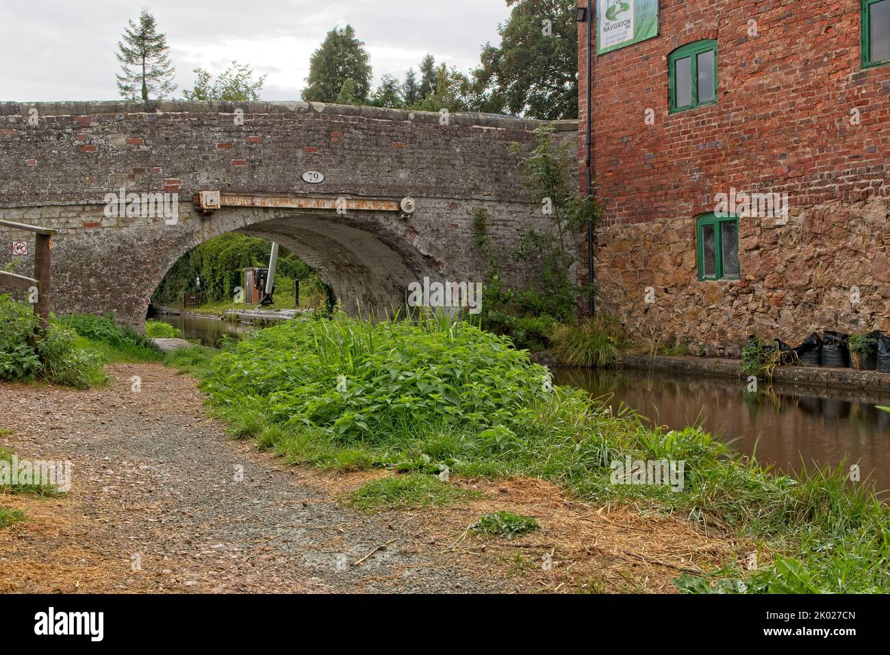 Un vieux pont traverse le canal Montgomery à Maesbury Marsh, dans la campagne du Shropshire, en Angleterre. Banque D'Images
