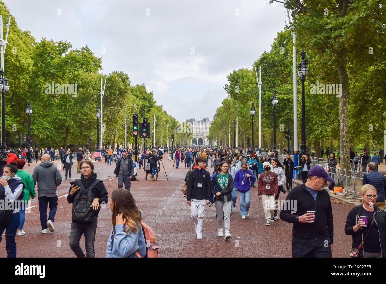 Londres, Royaume-Uni. 9th septembre 2022. Les foules se rassemblent devant le palais de Buckingham pour rendre hommage à la Reine Elizabeth II, âgée de 96 ans. Credit: Vuk Valcic/Alamy Live News Banque D'Images