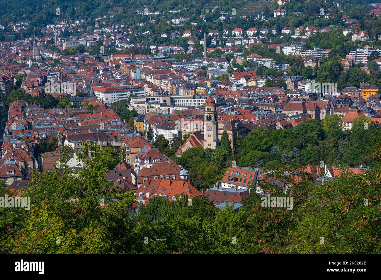 Vue sur le centre-ville de Stuttgart depuis le salon de thé de Weißenbergpark jusqu'à l'église Markus dans le sud de la ville. Bade-Wurtemberg, Allemagne, Europe Banque D'Images