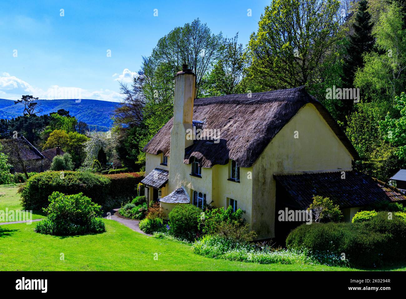 Bow Cottage est un charmant cottage de chaume à Selworthy Green sur le domaine Holnicote, Somerset, Angleterre, Royaume-Uni Banque D'Images