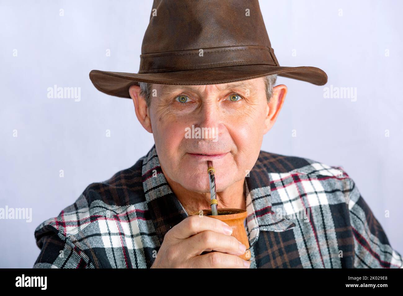 Homme âgé aux yeux clairs qui boit la perfusion typique en Argentine appelée Mate Banque D'Images