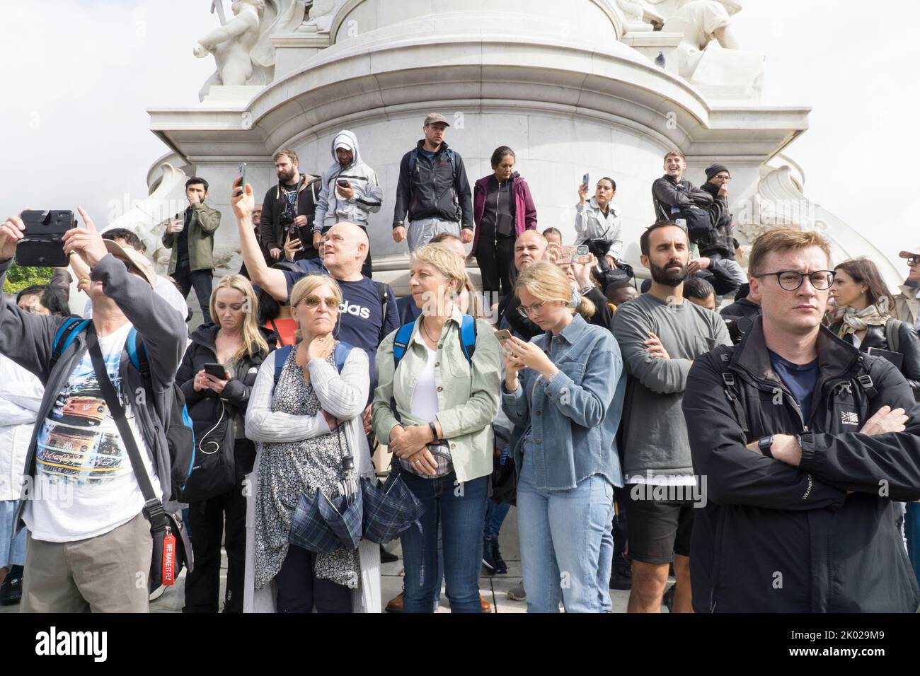 Les foules se rassemblent au palais de Buckingham pour y déposer des fleurs, prendre des photos et marquer la mort de la reine Elizabeth II Banque D'Images