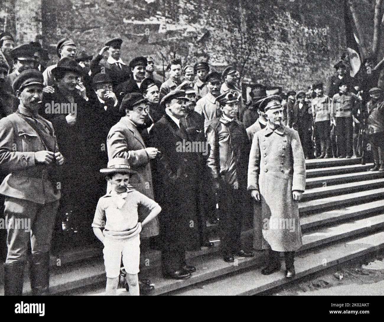 Vladimir Lénine sur la place Rouge pendant le défilé des troupes Vsevobuch (infanterie volontaire). 25 mai 1919. Moscou. Banque D'Images