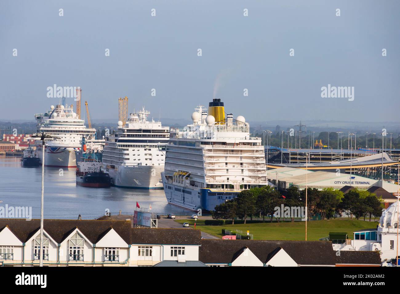Des bateaux de croisière s'alignent au terminal de croisière de la ville, Southampton, Hampshire. P&O MS Ventura, Saga Spirit of Adventure et Seven Seas Splendor. Banque D'Images