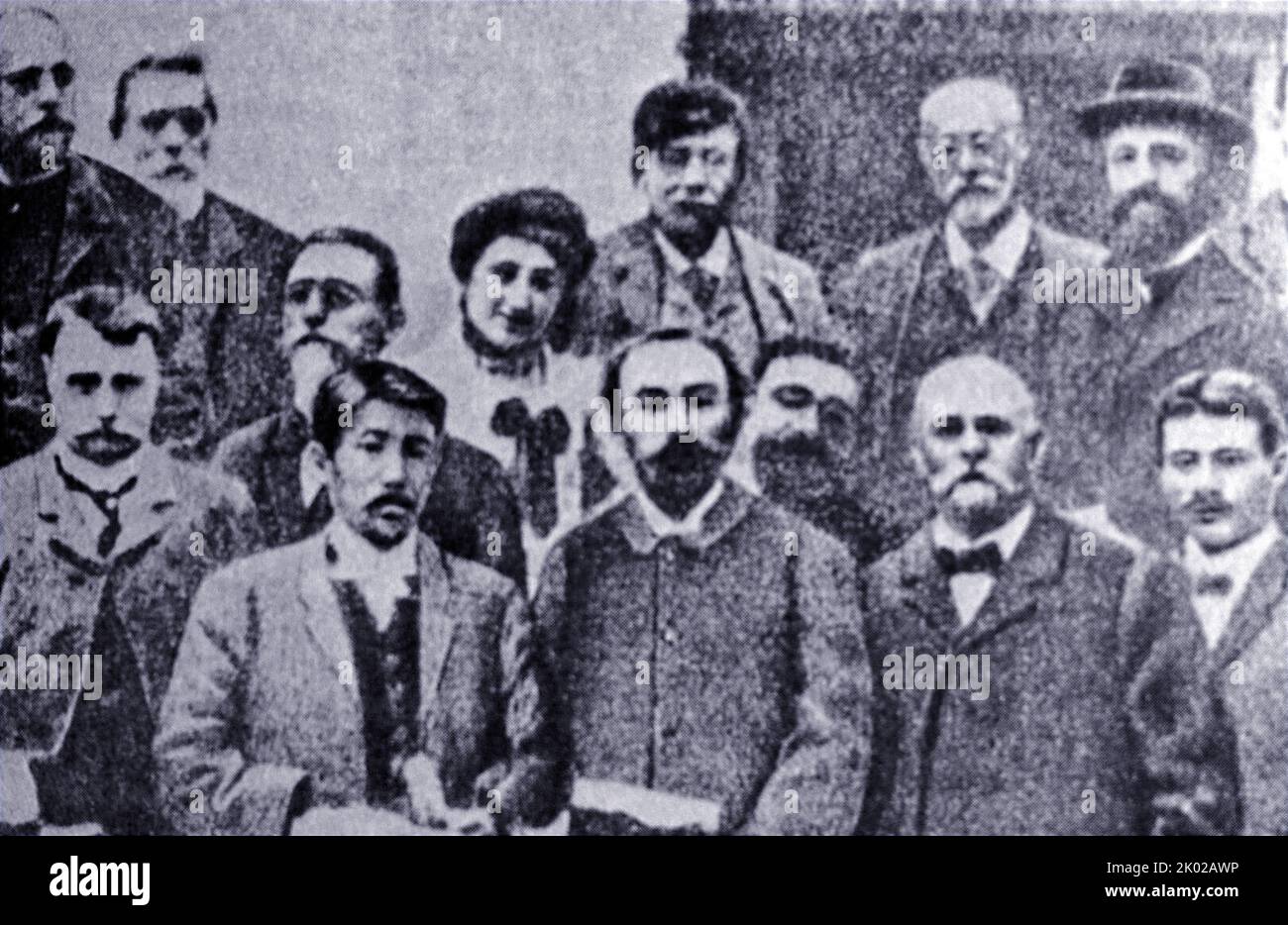 1904. Congrès d'Amsterdam. G. V. Plekhanov et Katayama Sen, se secouent symboliquement les mains au plus fort de la guerre russo-japonaise. Banque D'Images