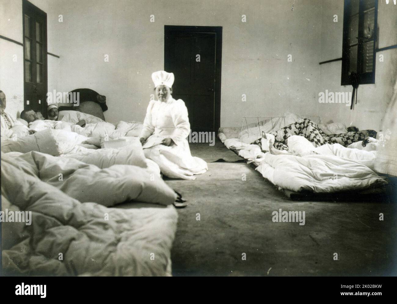 Infirmières de la Croix-Rouge japonaise à Chemulpo, en Corée, assistant à des soldats russes blessés lors de la guerre japonaise de Russo en 1904 Banque D'Images