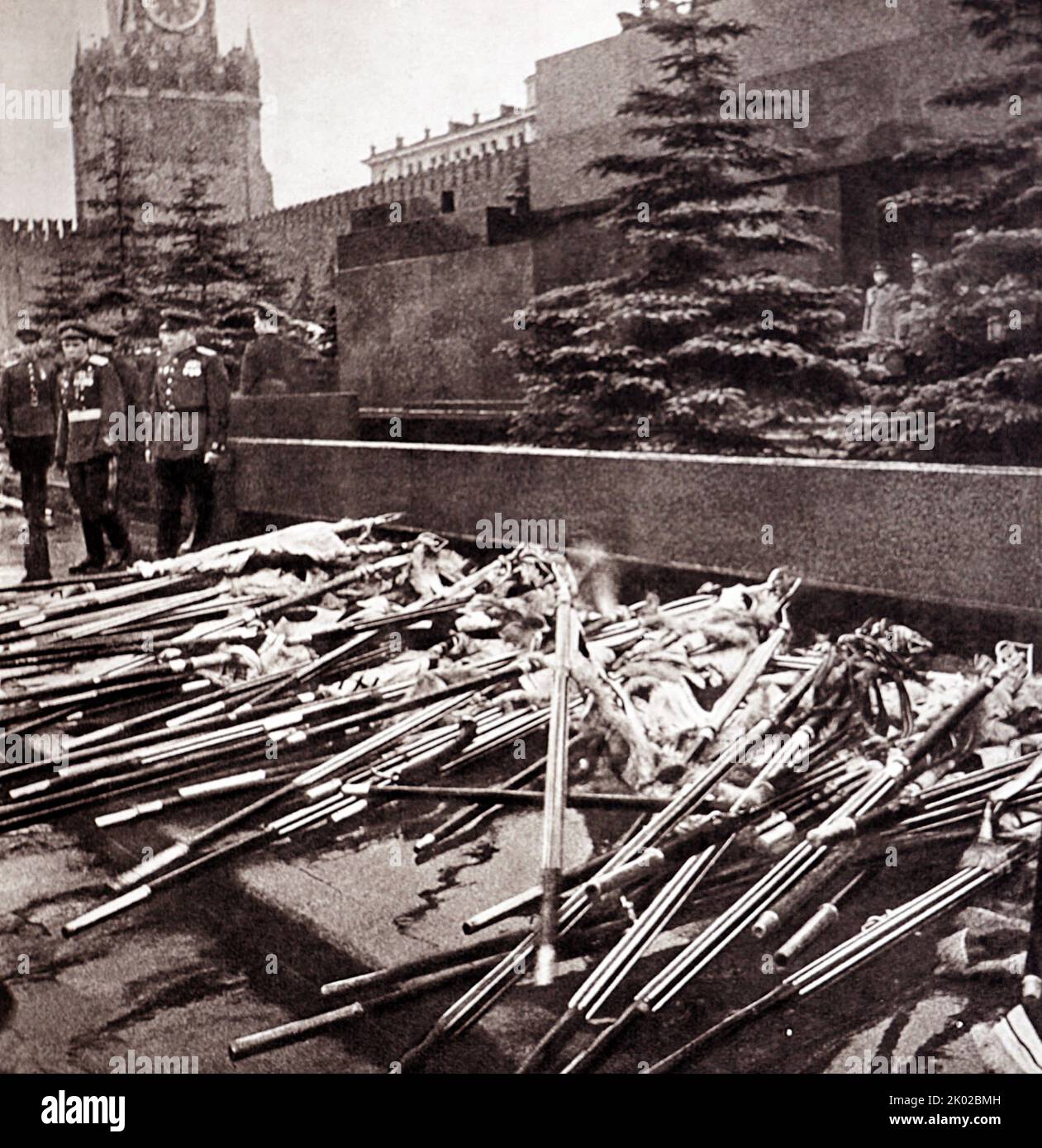 Des bannières et des symboles nazis sont rassemblés pour être brûlés publiquement sur la place Rouge de Moscou. 1945 Banque D'Images