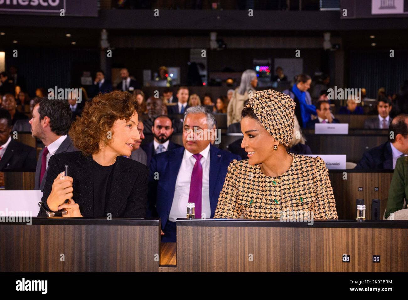 Audrey Azoulay, Directeur général de l'UNESCO (à gauche) reçoit Sheikha Moza bint Nasser, Président de "l'éducation avant tout" (à gauche) au siège de l'UNESCO pour un événement intitulé "agir maintenant pour protéger l'éducation contre les attaques", à Paris (France) sur 9 septembre 2022, photo par Ammar Abd Rabbo/ABACAPRESS.COM Banque D'Images