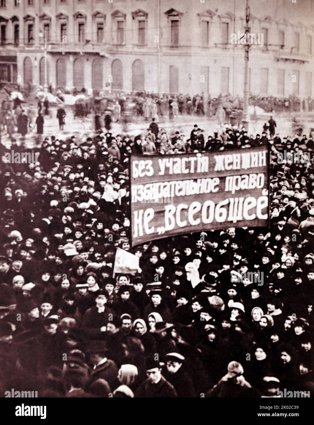 Funérailles des victimes de la révolution de février. Petrograd, Nevsky Prospect, mars 1917. Photo de P. Otsup. Banque D'Images