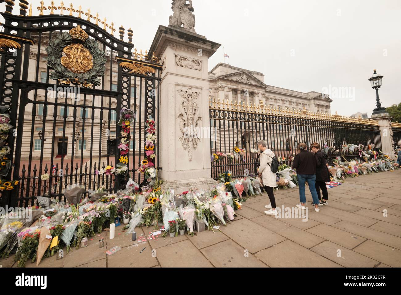 Fleurs à l'extérieur de Buckingham Palace Banque D'Images