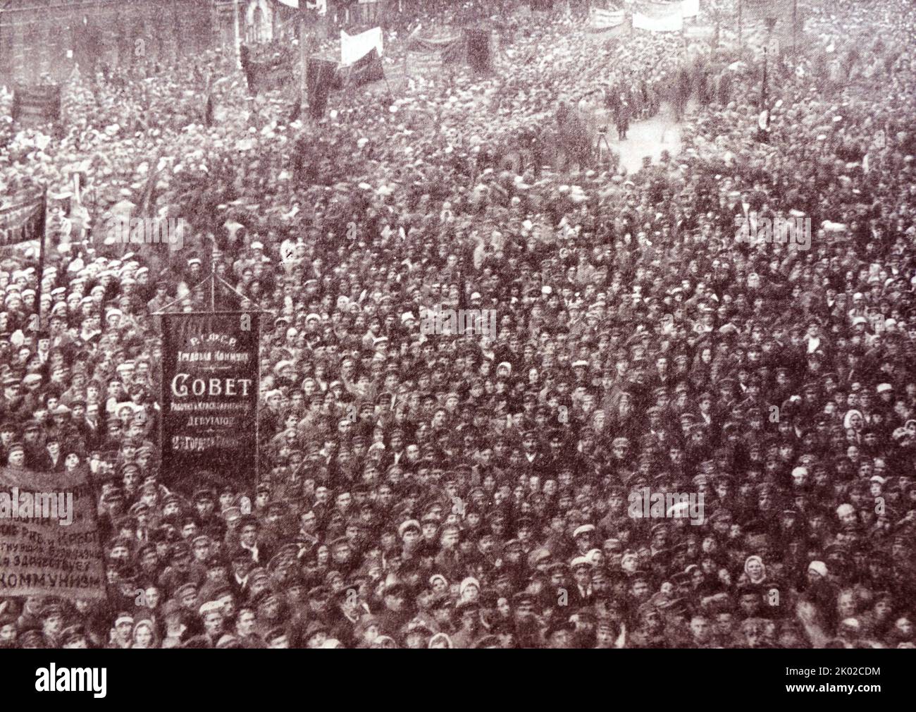 La manifestation concernant le départ des communistes sur le front occidental. Petrograd, mai 1920. Banque D'Images